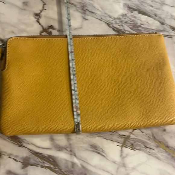 NWT 🍁🍂Mustard Stage Coach Wristlet, large enough for my iPhone 8”x5” - Picture 4 of 4